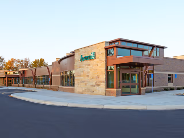 Exterior view of Avera@Home Home Health Marshall building with entrance and parking